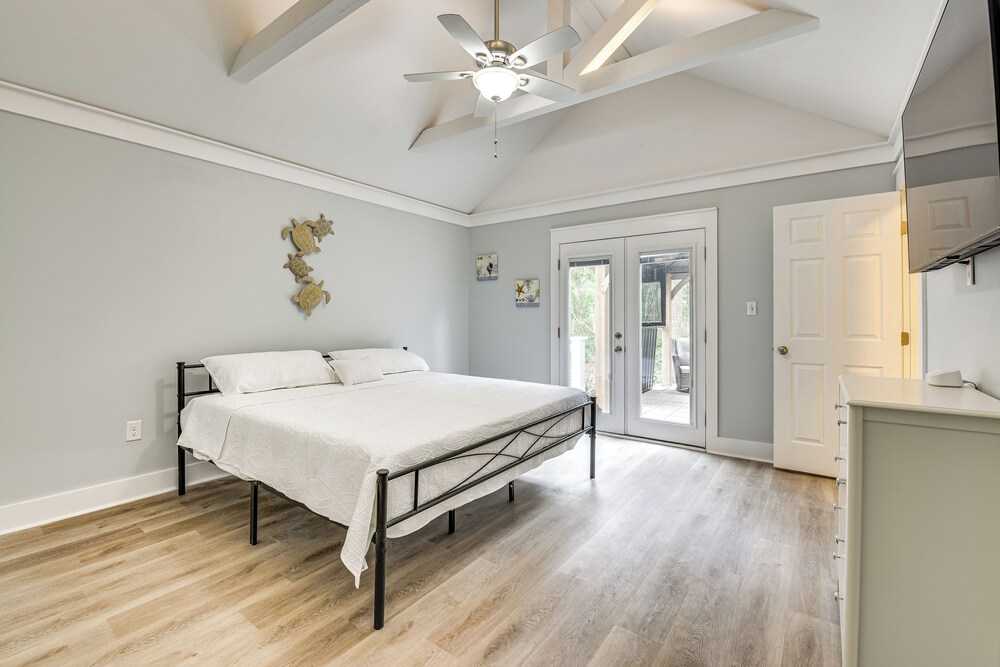 Walk to Choctawhatchee Bay: Santa Rosa Beach Home!