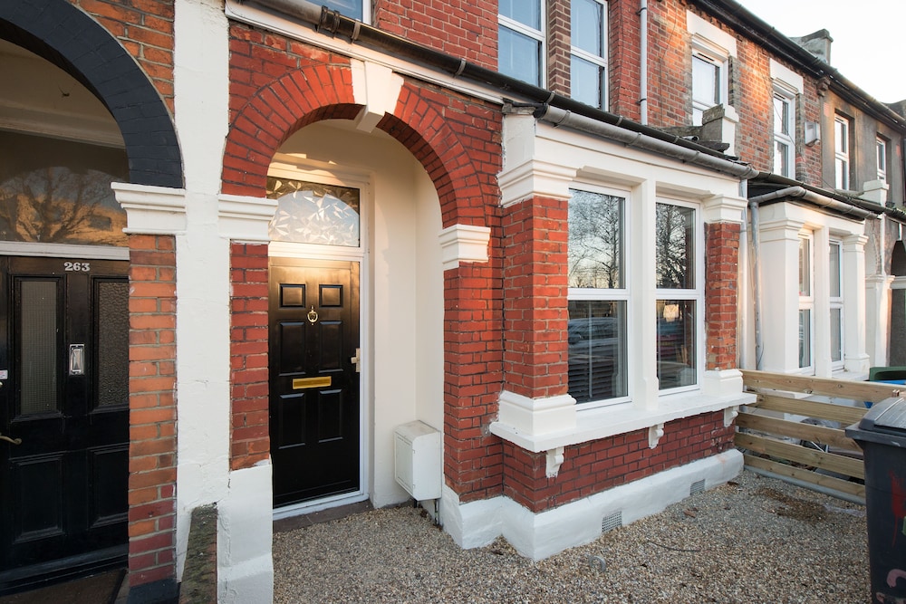 Stunnning 4 Bed House Hot Tub, Sky Tv, Pool Table