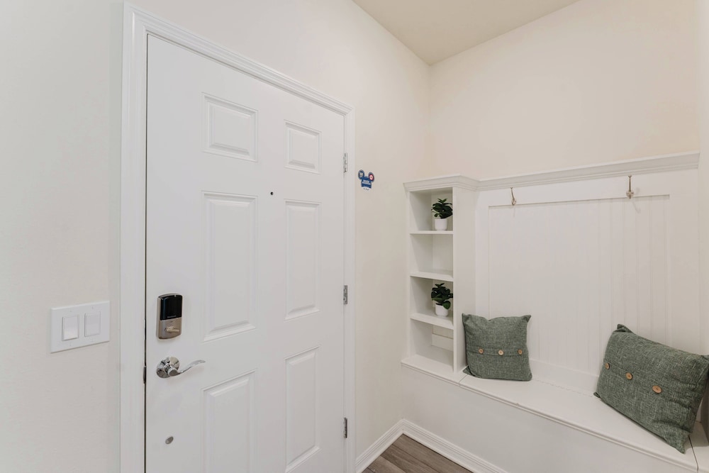 Family 5BR Windsor Island Princess Toy Story Rooms