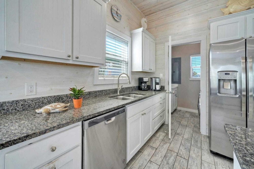 Sleeps 24, 2 Homes 2blocks to the Beach, Pool, Game Room, Patio w/ Outdoor Bar