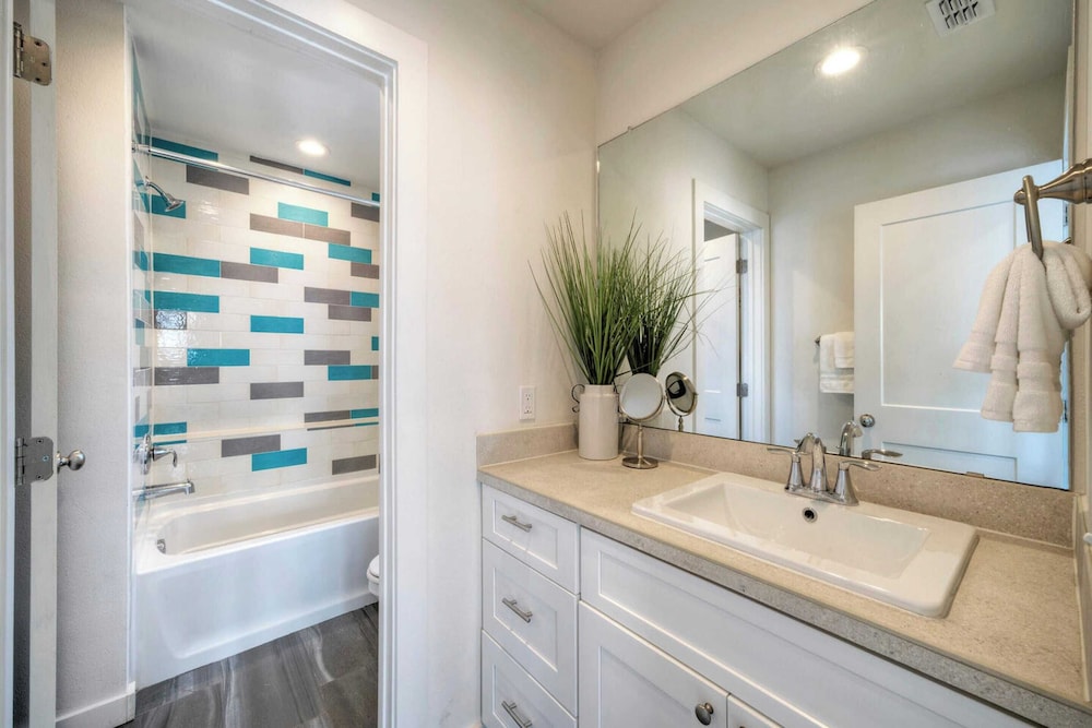 2 Homes in Old Town by Avantstay Sleeps 19, Pool, Newly Built Walk to Eats, Music, & More