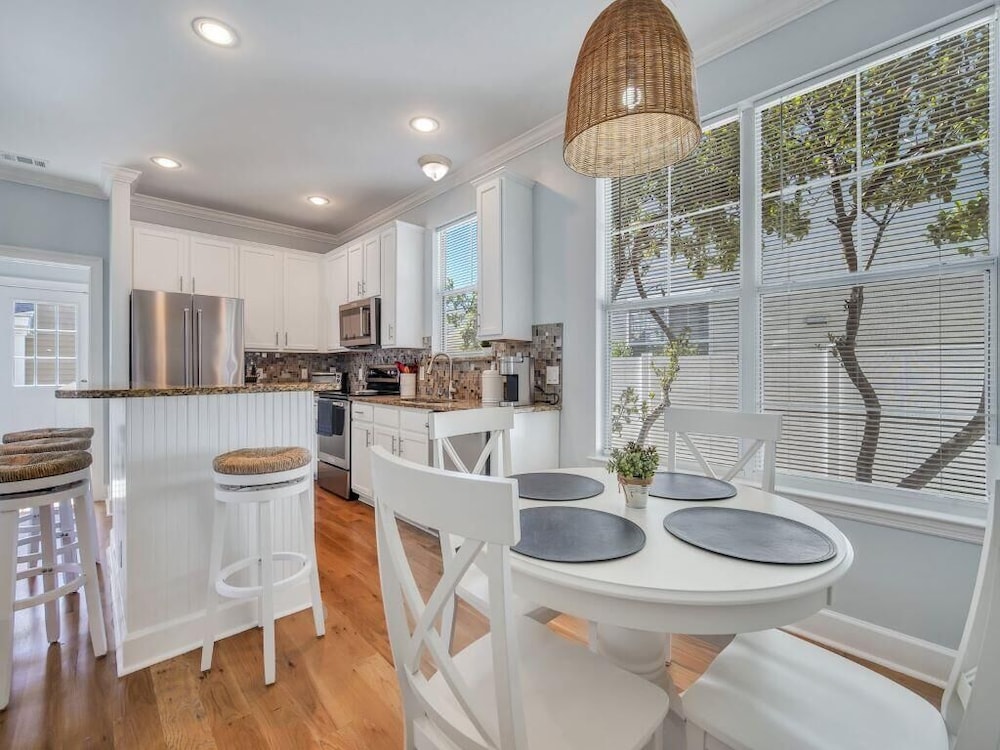 Coastal Quarters in Bluffton - Dog Friendly! Bluffton Park Lowcountry Charmer