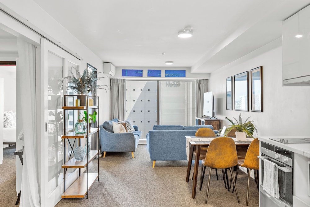 2BR Apt with Parking in Prime Spot Zodiak Stays