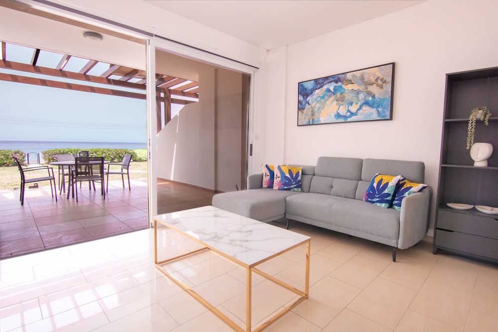 Phaedrus Living: Beachfront Villa Spiaggia