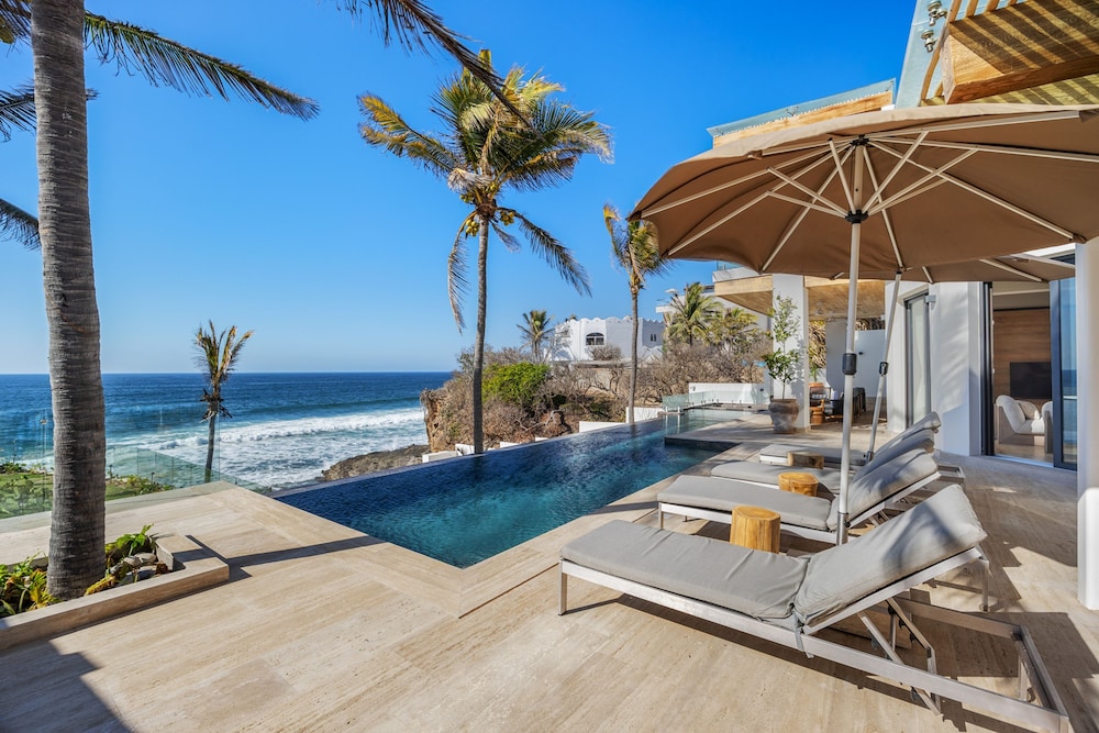 Private Careyeros Oceanfront Living