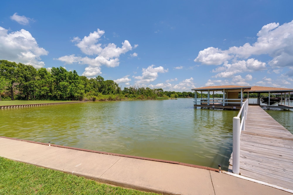Sunrise Cove RC Llc: Lakefront Home w/ 2 Casitas!