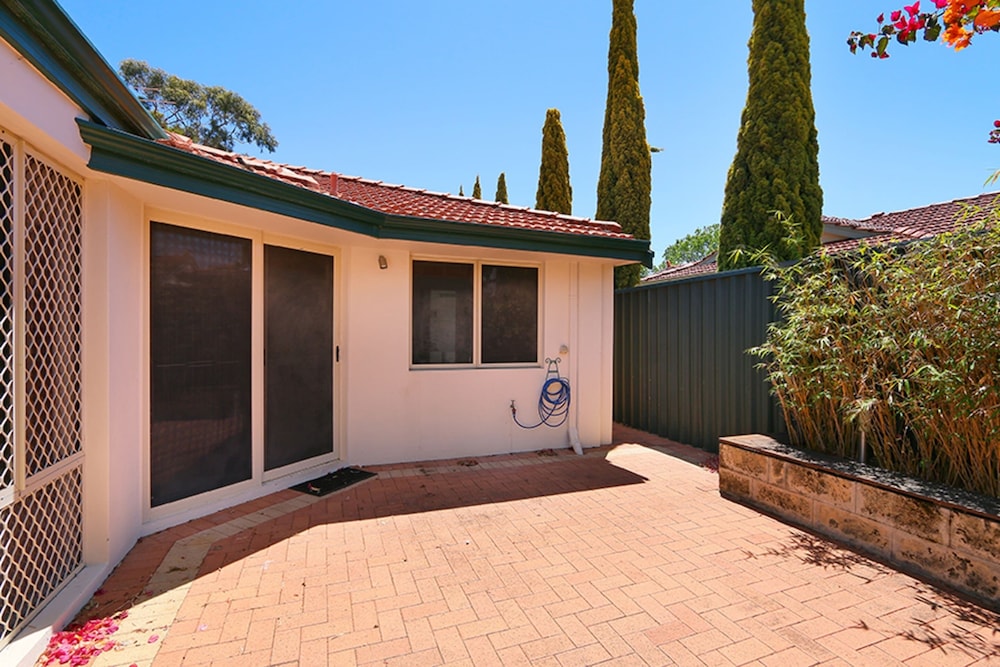 Stunning 3 Bedroom House With Garden, Close to CBD view 2