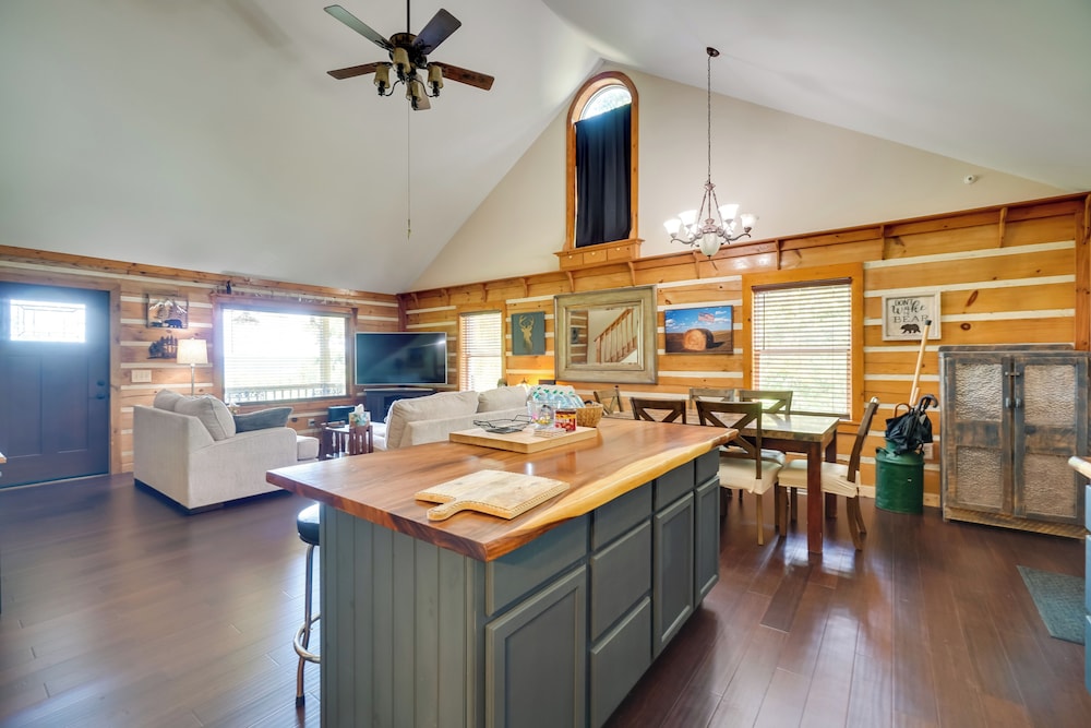 Lake & Mountain Views: Rockwood Cabin on 8 Acres
