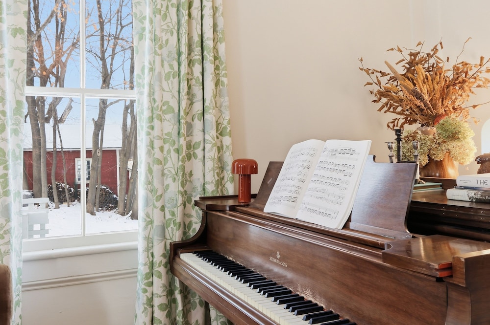 Gorgeous Hudson Valley Farmhouse On 14 Acres 3 Bedroom Home