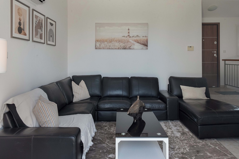 Phaedrus Living: Seaview Hilltop Maisonette