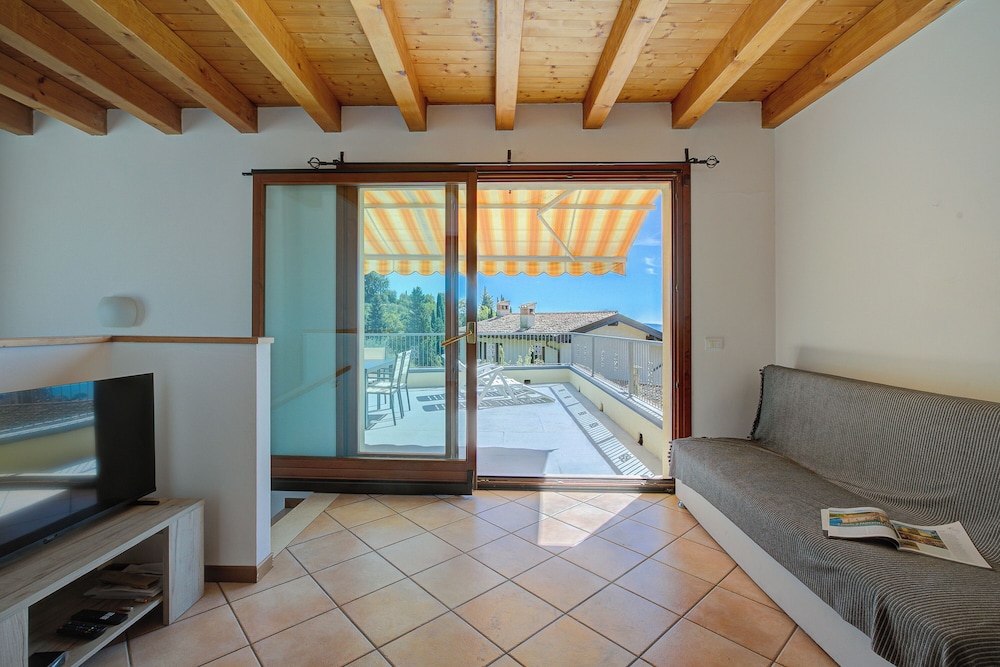 Eden House - Terrace & View Lake