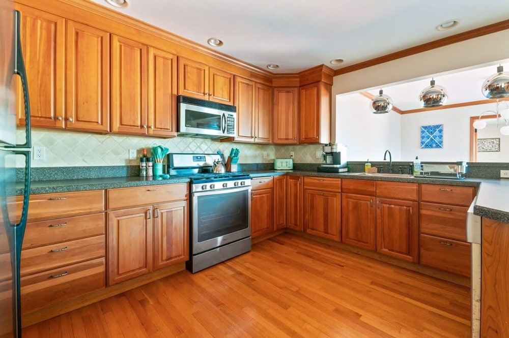 HV Spacious Retreat Sleeps 13 w Hot Tub