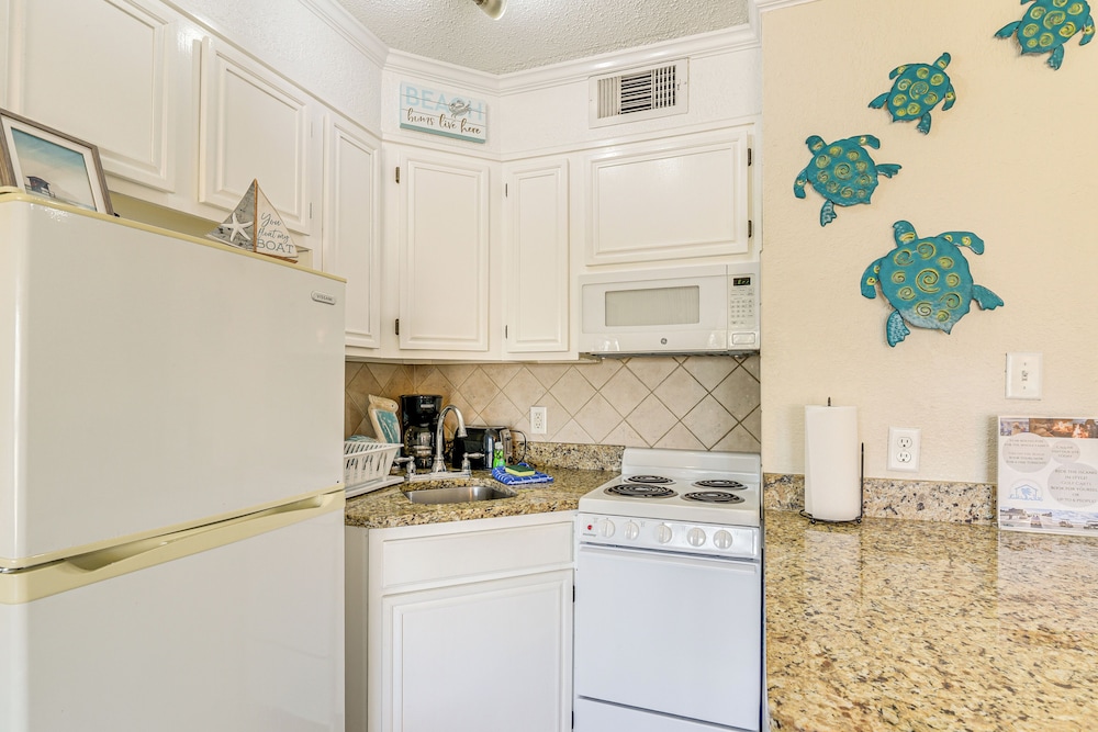 Stroll to Shore: Gem w/ Pool Access in Galveston