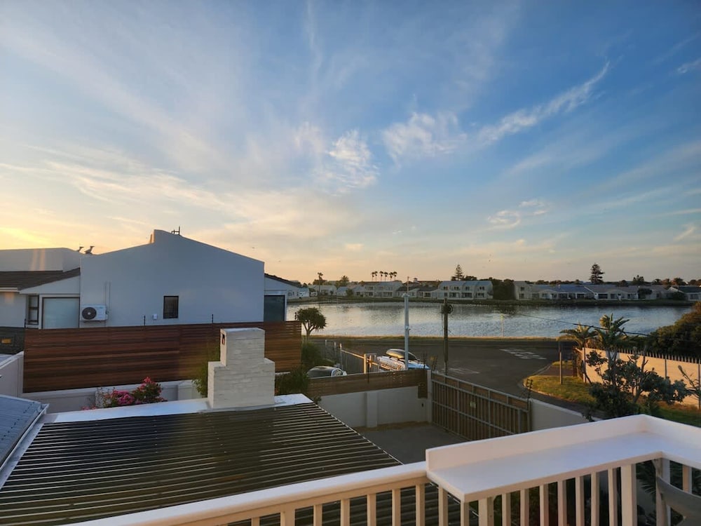 Flamingo Villa Beach Pool Luxury Solar Back Up