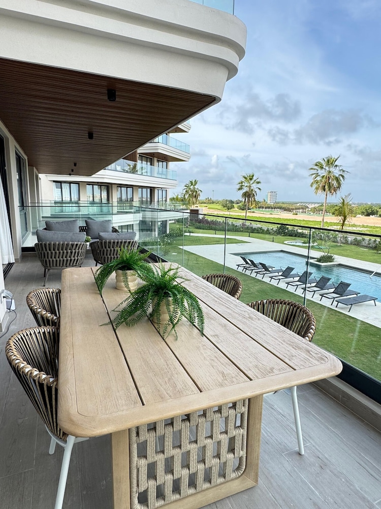 4 Guest 2 Bedrooms Balcony and Shared Pool