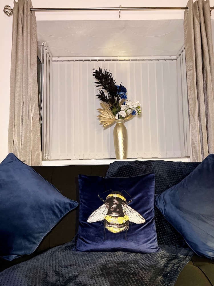2-bed - Sleeps 4 - Pet Friendly & Free Parking