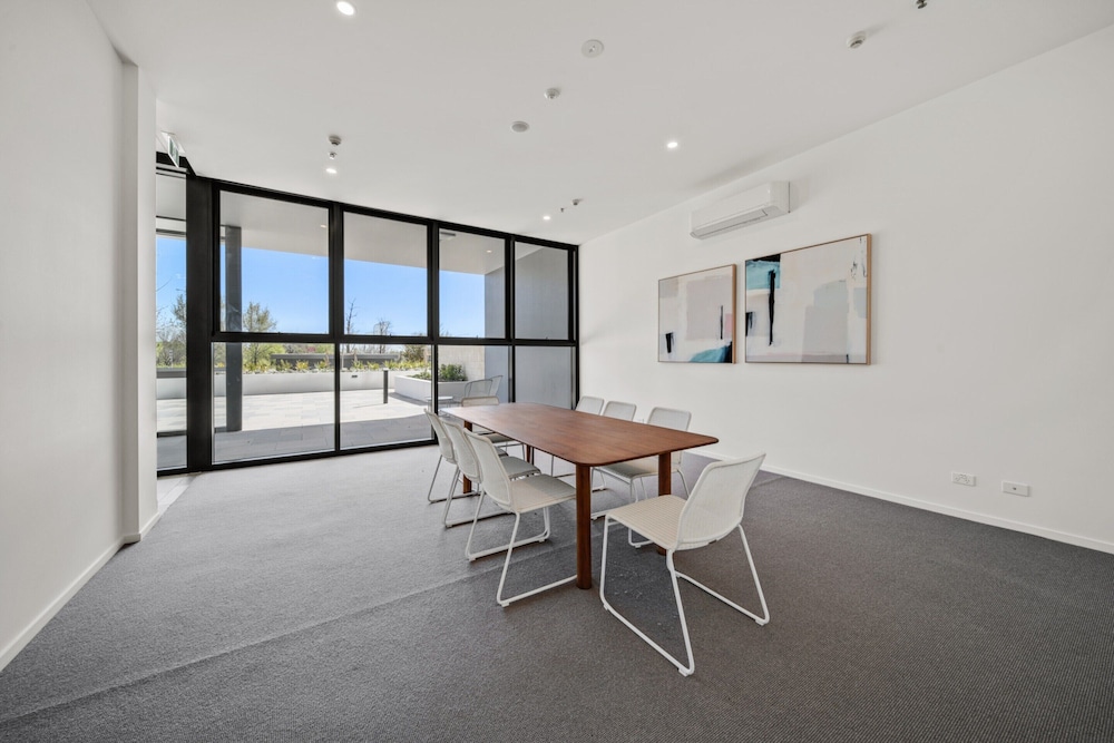 Chic 1-bed With Sophisticated Decor,