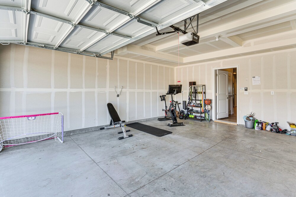 10 Mi to Fort Carson: Newly Built Townhome!