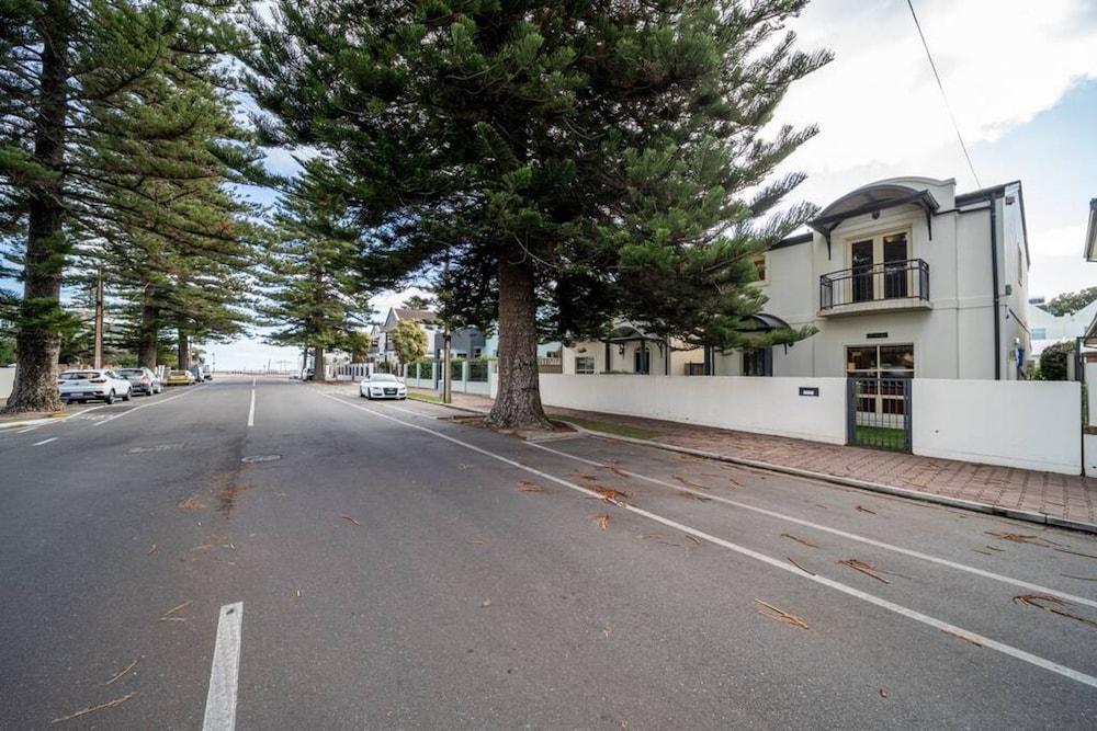 Glenelg Beach Stylish 2 Story Townhouse Sea View