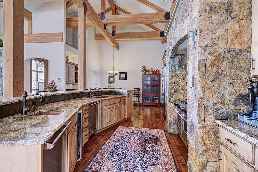 Mountain Majesty Manor 5 Bedroom Home by RedAwning