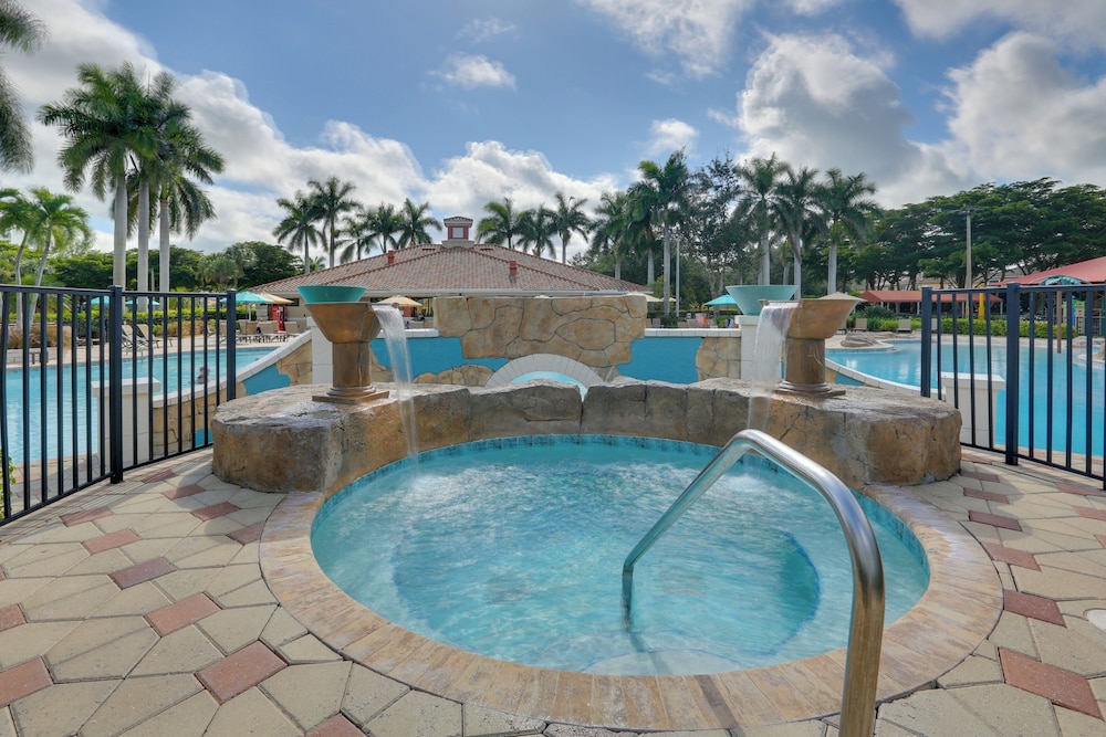 Lake View & Screened Balcony: Estero Getaway!