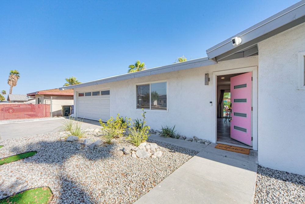 Outdoor Oasis w/ Pool: Pink Palm Springs Paradise!