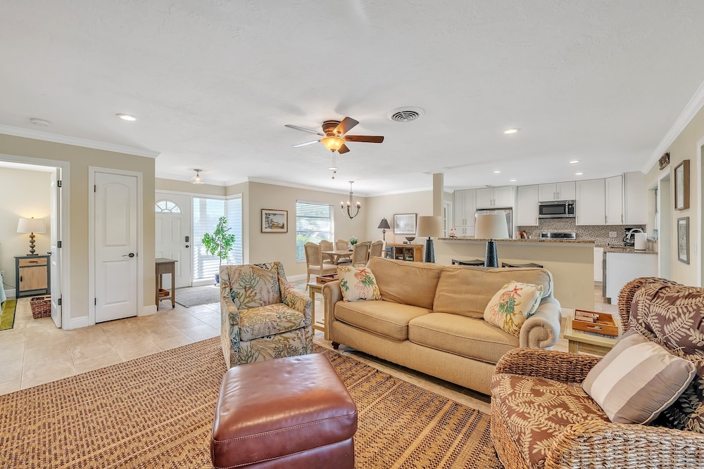 Beautiful Pool Home Near Siesta Key Beach 2 Bedroom Home