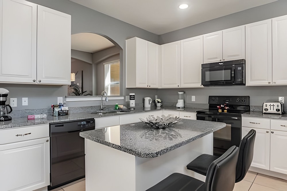 Solterra 6br, 4 Ensuites, Pool & Game Room