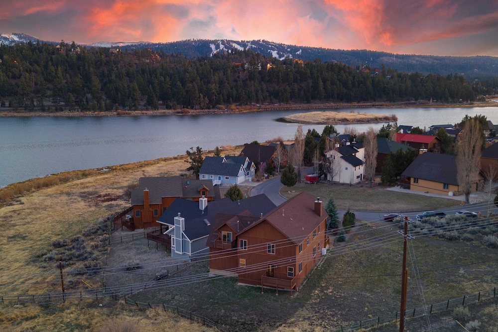 Group Cabin + Lake and Mountain View Pet-friendly, Fireplace, Games, Loft