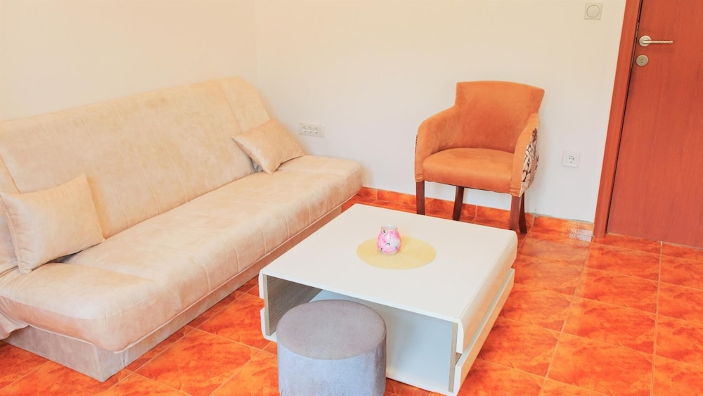 Spacious Nature View Flat Near Porto Montenegro view 5