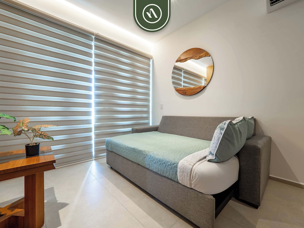 Oceanview 1 BR Condo - Private Beach - Pools