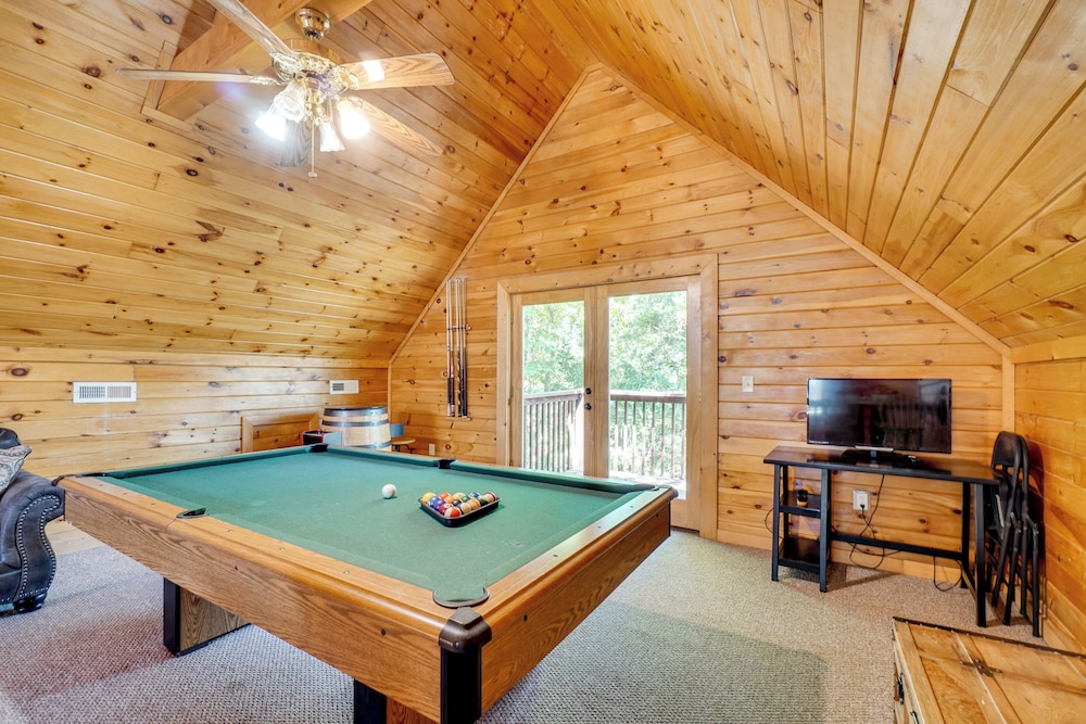 Walk to Douglas Lake: Cabin w/ Private Hot Tub!