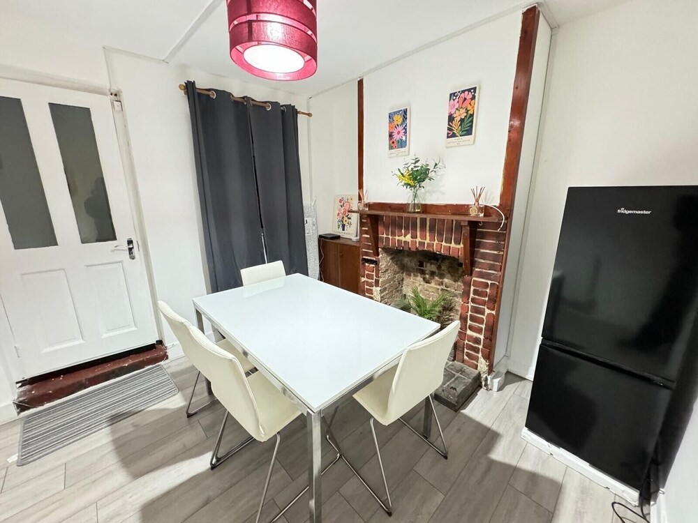 South Croydon - Sleeps 4 - Garden - 85walkingscore