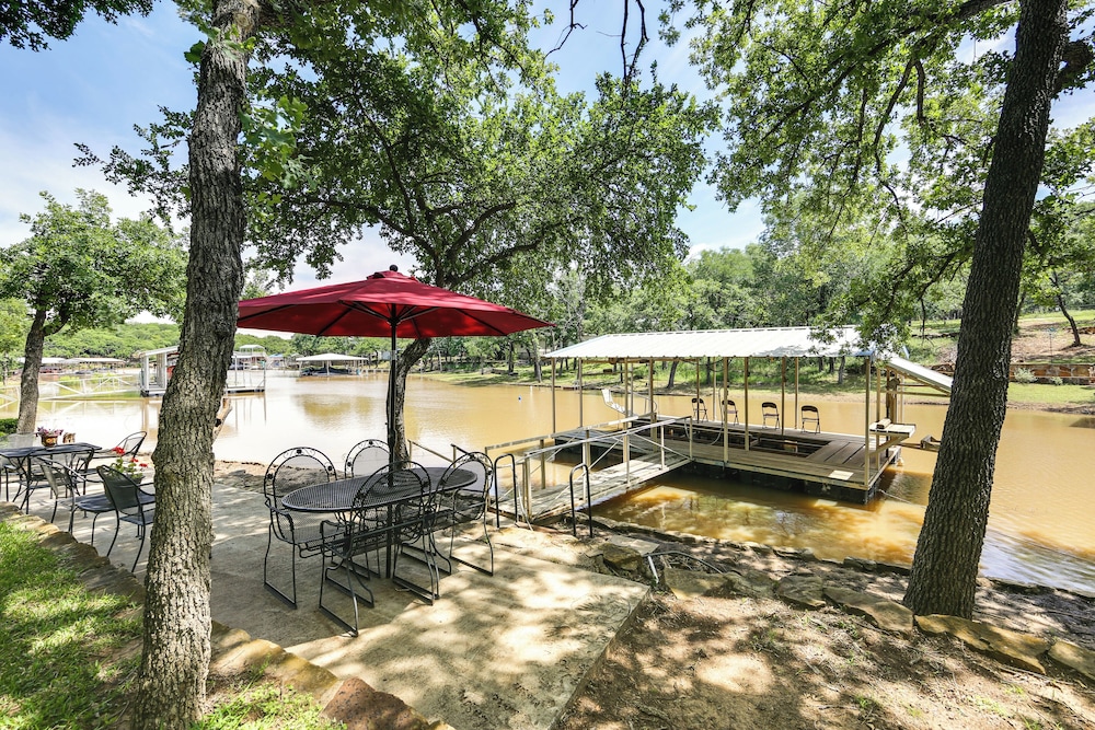 Family Home on Lake Bridgeport: Pets Welcome!
