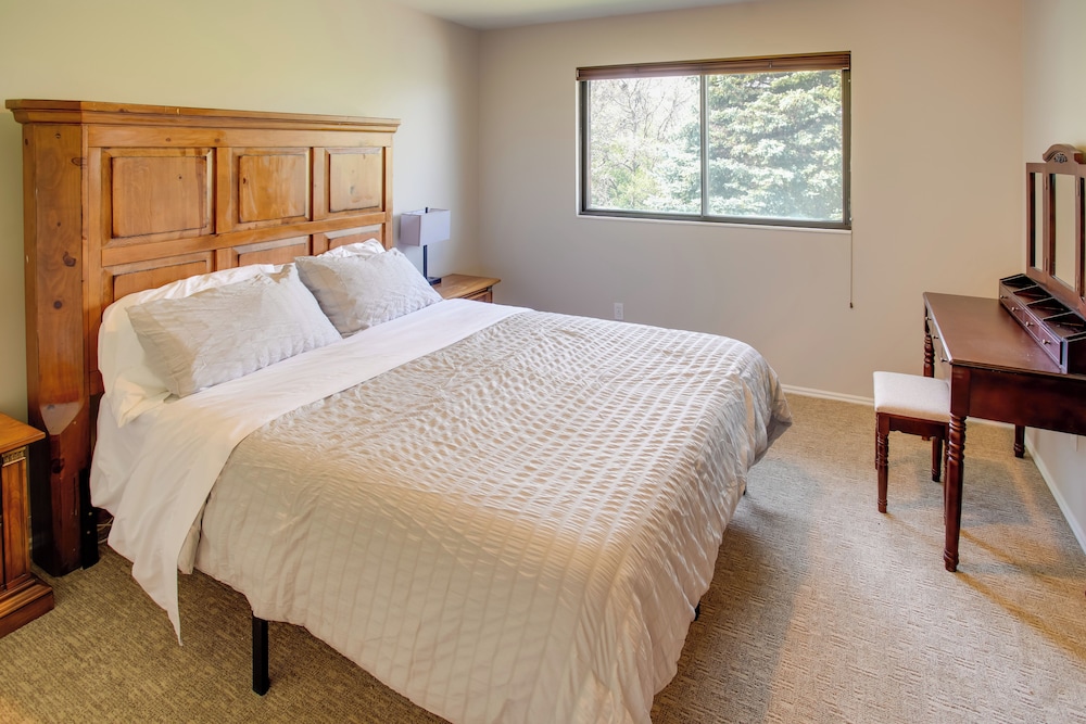 Hike, Golf, Ski & More: Family Home in South Weber
