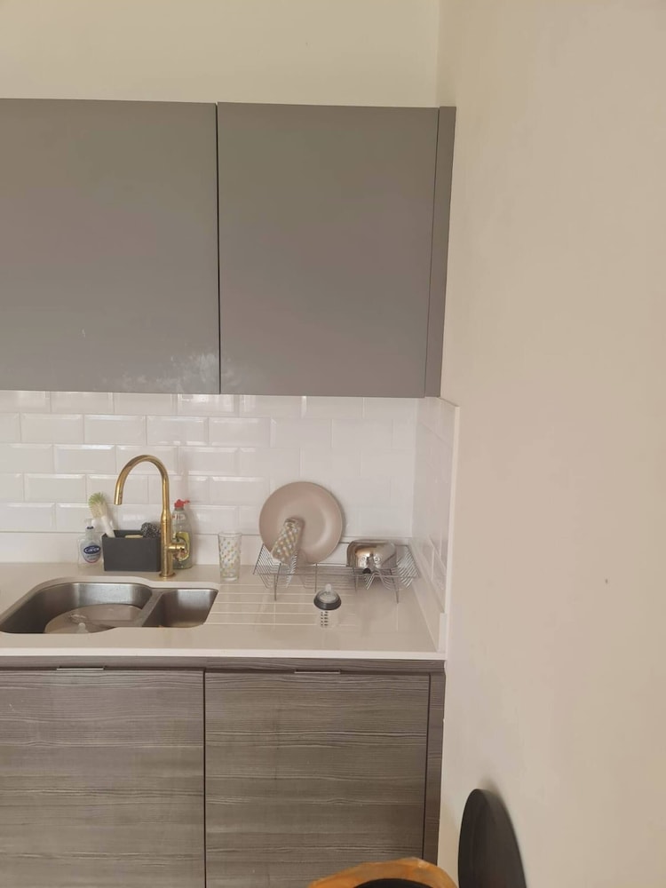 2 Beds Flat Centrally Located 2 Mins From Station