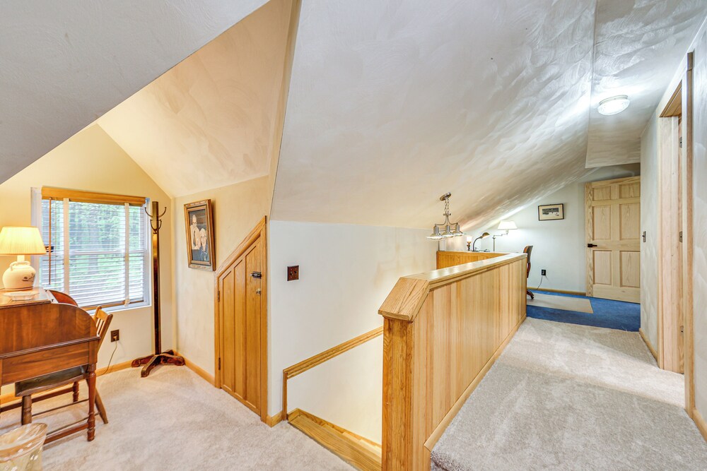 10 Mi to Mtn Resort: Normalville Cabin w/ Balcony!