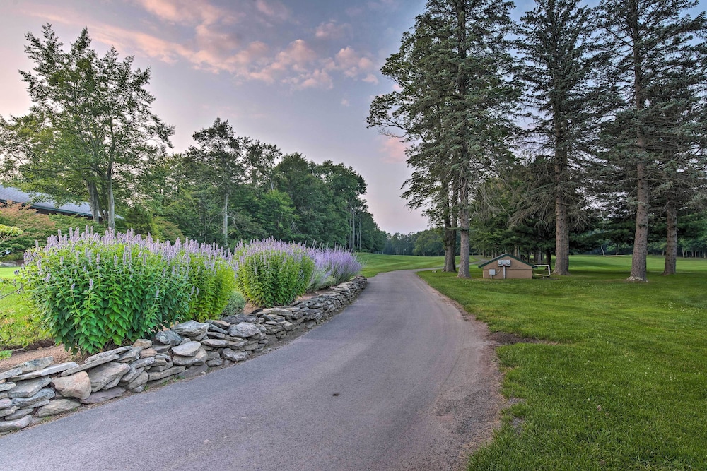 Ski, Hike, Swim & More: Pocono Farms Family Home