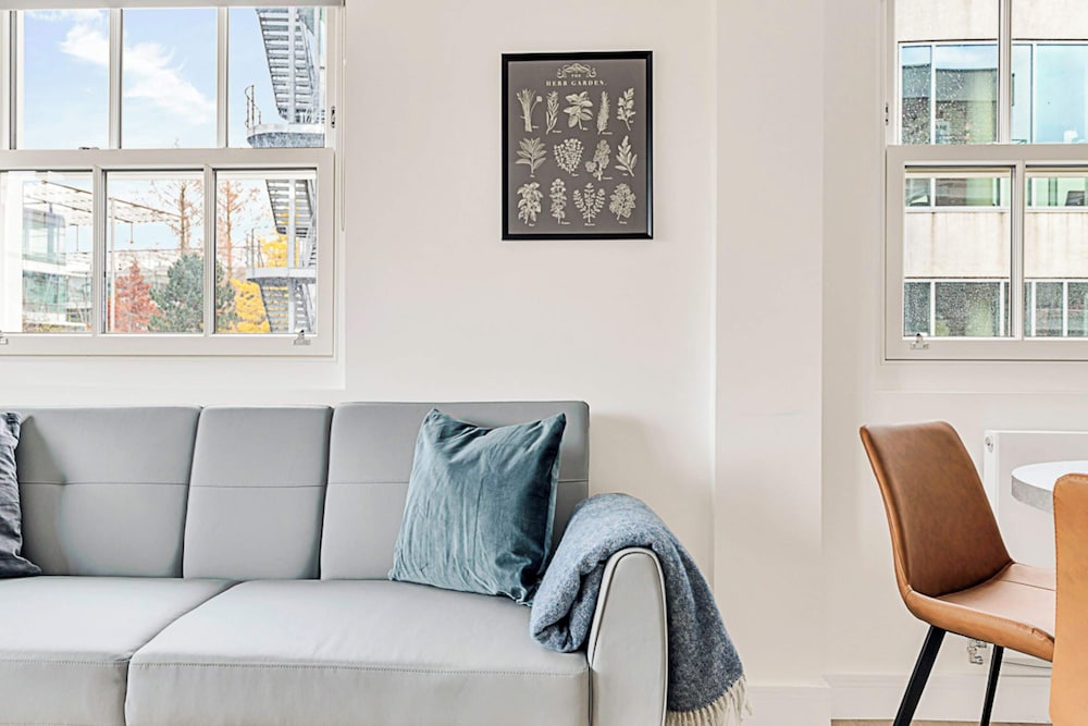 Sunny 2-bed Gem in Chiswick