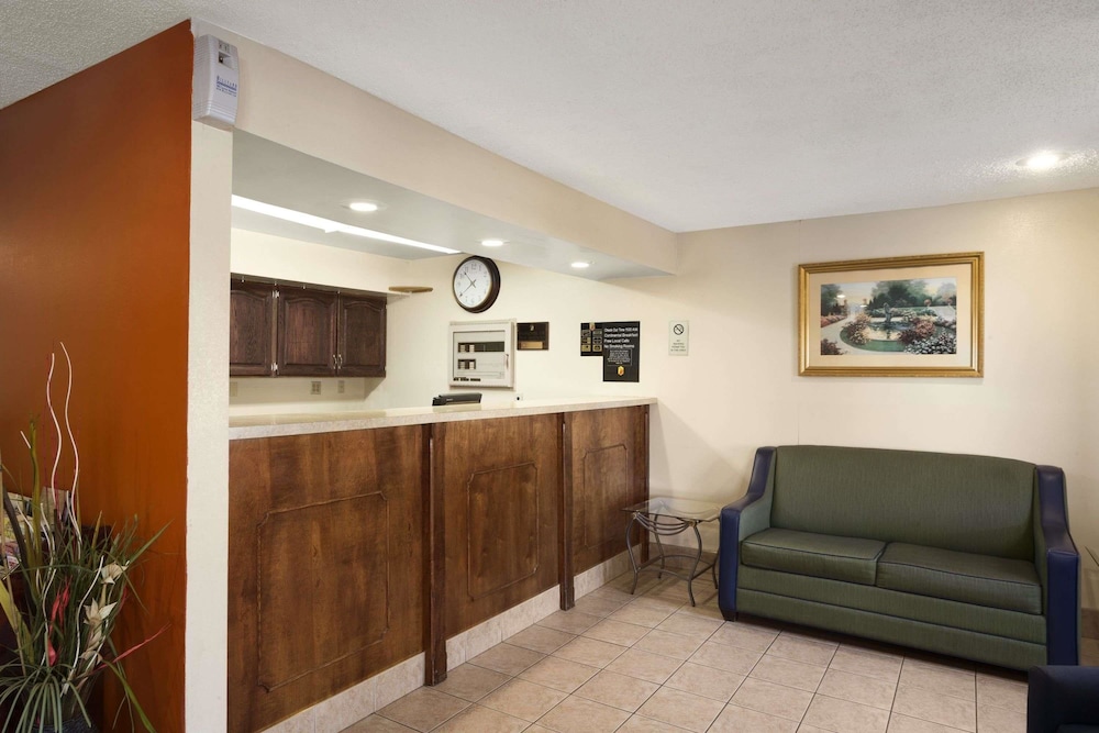 Super 8 by Wyndham Prestonsburg view 4