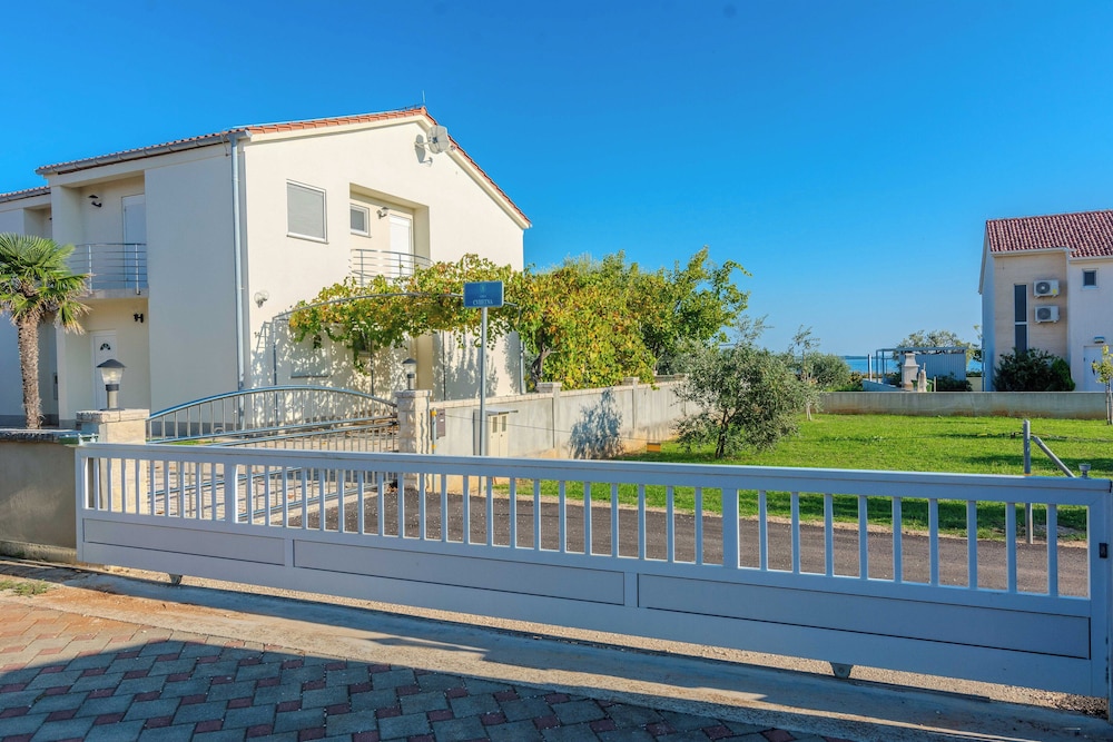Holiday home Suric