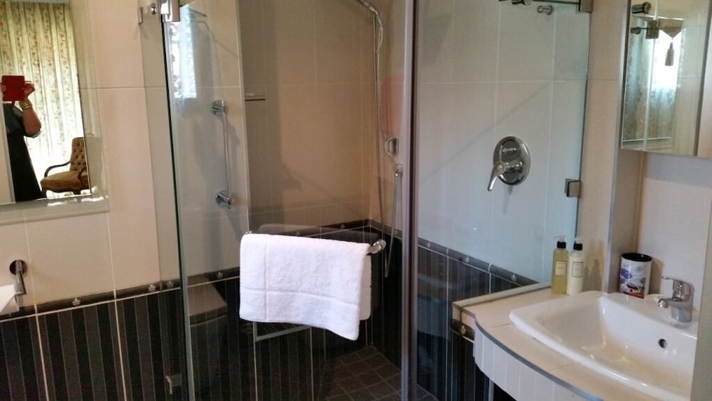 Royal Ridge Guest House and Apartments