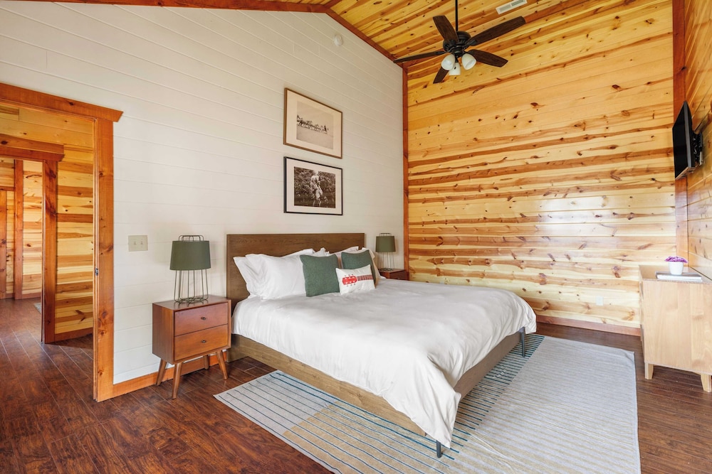 Sleeps 20! Indoor Pool & Home Theater Redesigned Boulder Ridge by Avantstay