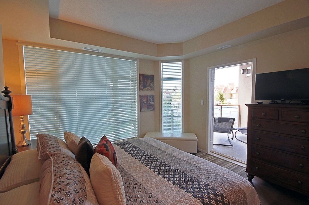 Sunset Waterfront Resort by KVR - Image 2