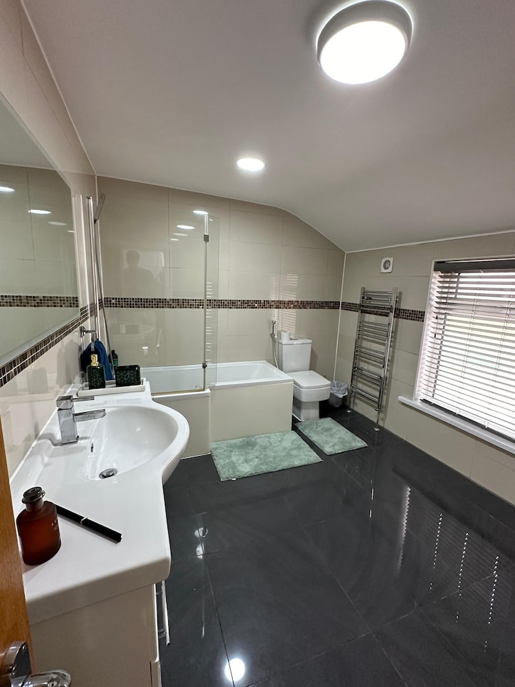 Cozy Manchester House - Stay With Host Onsite