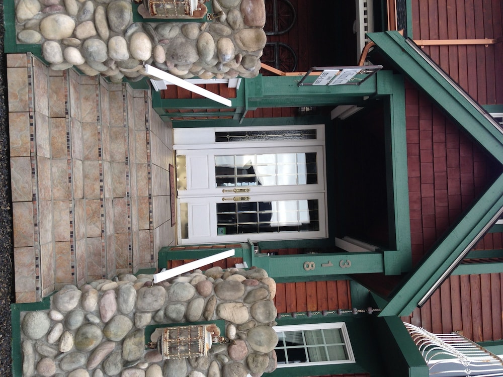 The Collins Inn and Seaside Cottages - Adults Only