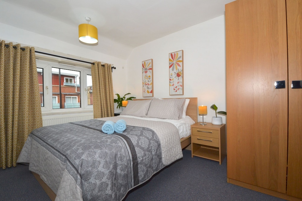 Charming 5-bed House in City Center and Car Park view 3
