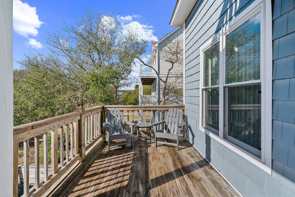 Walk to Beach Private Deck Family Fun