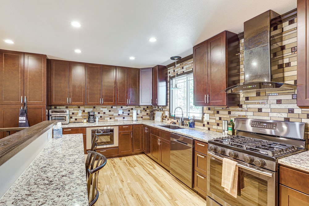 Pet-friendly Retreat w/ Fenced Yard in Aurora