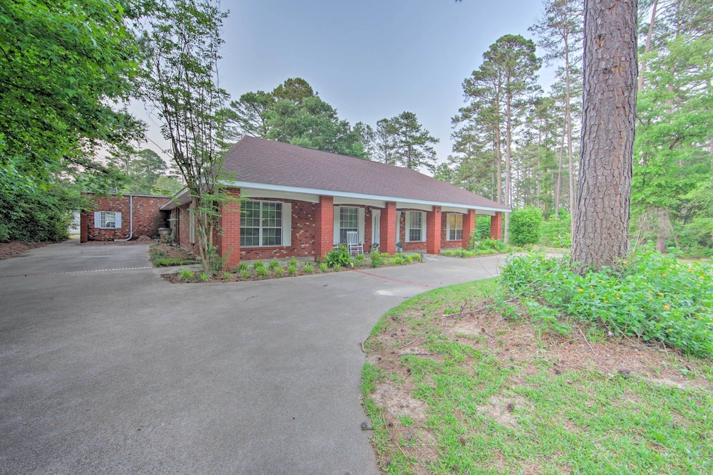 Lovely Hawkins Home w/ Patio & Hangar Garage! view 2
